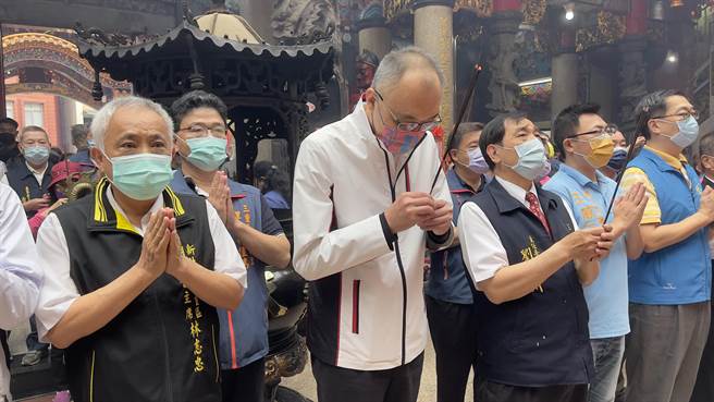 新北市副市长谢政达上午代替市长前往庙宇参拜。（吕健豪摄）