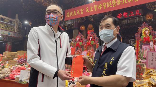 新北市府捐赠香油钱给庙方。（吕健豪摄）