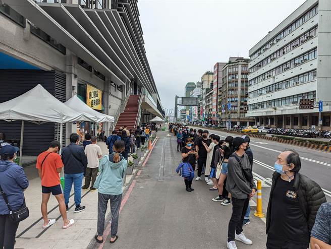 23日基隆港务公司再设疫苗施打站，一早就涌现接种排队人潮，现场至少需要等待1个小时。（陈敬哲摄）