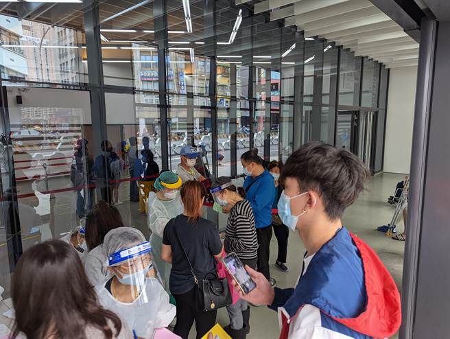 23日基隆港务公司再设疫苗施打站，一早就涌现接种排队人潮，现场至少需要等待1个小时。（陈敬哲摄）