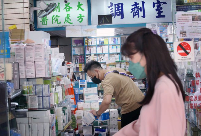 今本土确诊传飙破5千例，陈时中下午2时说明。图为疫情狂烧，民眾急抢买快筛试剂及药品。（图／记者范扬光摄影）