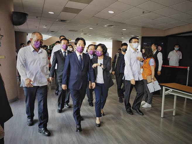 彰化高中23日举行80周年校庆，副总统赖清德到场祝贺，而彰化县的大家长王惠美也一同出席，而台上台下王惠美紧追赖清德，两人频频交头接耳。（吴建辉摄）