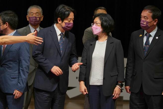 而台上嘉宾在进行合影时，王惠美不断与赖清德交头接耳，从台上一路追到台下，一直到最后陪同赖清德离开时，王惠美仍不断请托赖清德。（吴建辉摄）