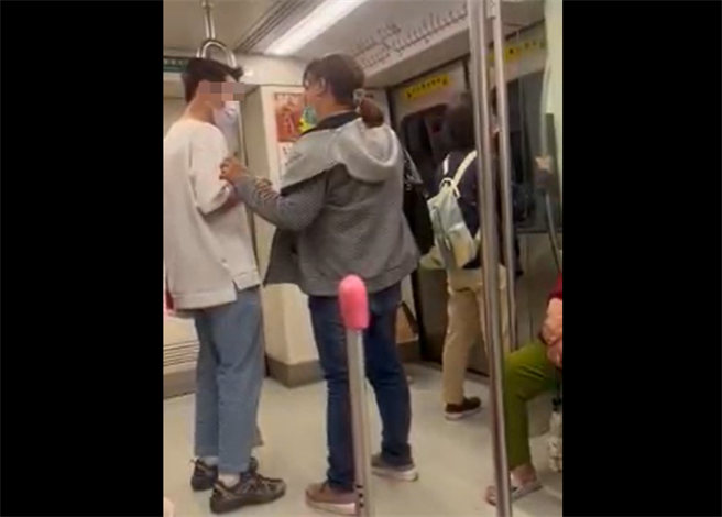 有网友拍下该女子在车厢内到逢人要钱。（翻摄自记者爆料网 2.0）