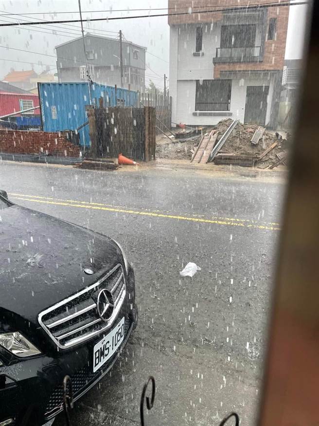 台南後壁長短樹下冰雹。(讀者提供／劉秀芬台南傳真)