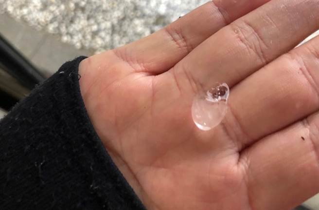 台南後壁長短樹下冰雹。(讀者提供／劉秀芬台南傳真)