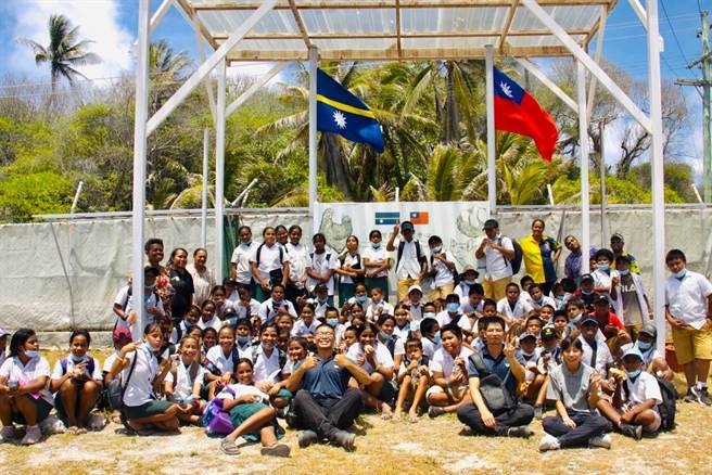 国合会驻诺鲁技术团的食农教育一直以来都受到许多诺鲁师生们的喜爱，近日分别接受当地两所学校Nauru College及Sacred Heart College的邀请进行校外教学参访，共有207位学生到驻团作客。（国合会提供）
