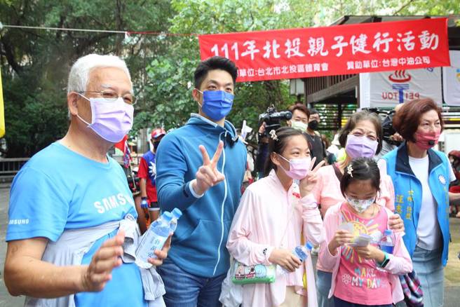 立委蔣萬安（左二）23日出席「北投親子健行」活動，對於傳出替特定議員參選人錄音拉票遭質疑不公，他表示，一開始的初衷就是鼓勵年輕優秀新人參與公共事務，只要願意找他幫忙都非常樂意。（張鎧乙攝）