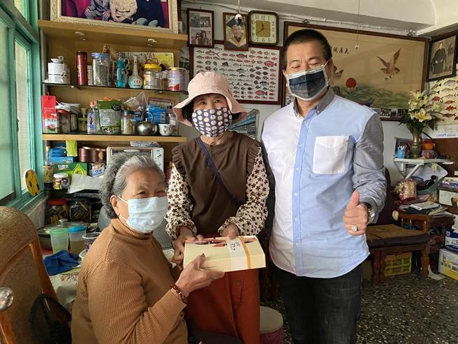关怀不因疫情而中断，基隆区渔会志工，制作爱心便当分送乡里独居长辈，透过每盒爱心便当传递温暖与关怀。（基隆区渔会提供／陈敬哲基隆传真）