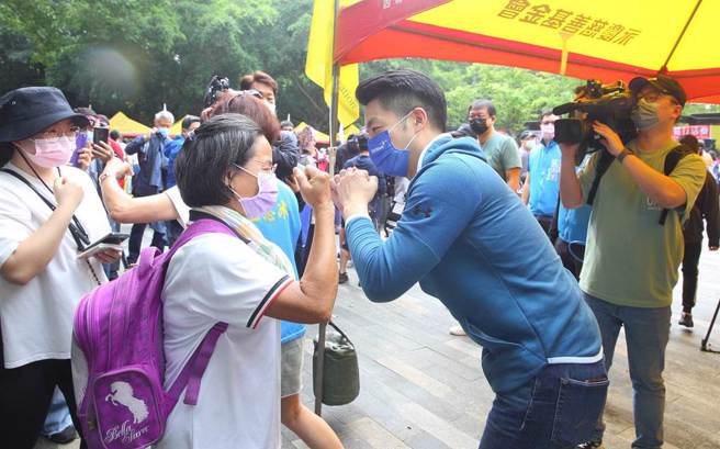 中央日前宣布「以筛代隔」政策，立委蒋万安（右）23日出席「北投亲子健行」活动受访时表示，民眾关心快筛试剂是否充足，以及后续配送问题如何解决，呼吁中央解隔离的措施要有明确指引和标准。（张铠乙摄）