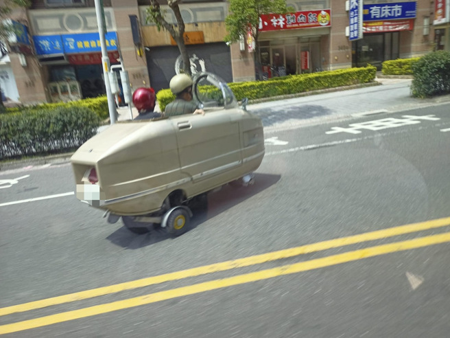 淡水惊见超炫未来车，瞎趴阿公载阿嬷兜风。（图／翻摄自重机车友 ❘ 各区路况、天气回报中心）