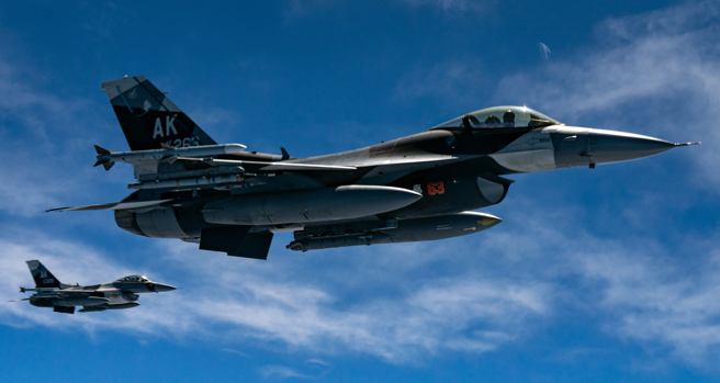 美国空军将淘汰大批F-16战机，由海军接手。（美国空军）