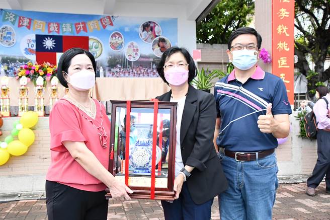 暖心的是，校方還特別安排當年擔任王惠美的授業恩師黃淑玲老師，代表校方頒發榮譽校友給王惠美，王惠美說，感謝恩師的教誨與母校栽培，期勉學弟妹能以洛津為榮。（吳建輝攝）