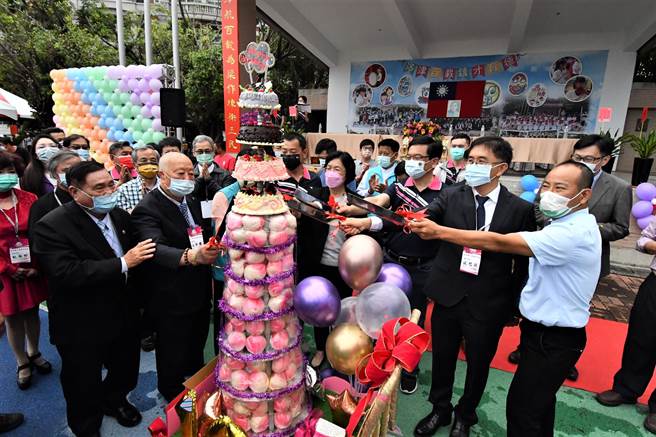 彰化縣鹿港鎮洛津國小喜迎百歲生日，23日舉辦「洛津百載 鑄才育德」校慶活動，彰化縣長王惠美特別回到母校祝賀並送上大禮。（吳建輝攝）