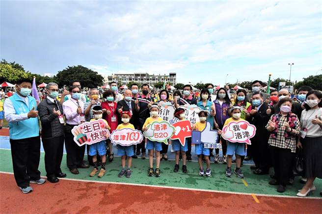 洛津的傑出校友除了彰化縣長王惠美之外、像是鎮長許志宏，宏碁創辦人施振榮先生，也都是洛津的校友。（吳建輝攝）