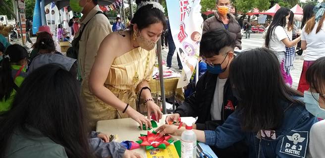 泰国籍新住民讲师庄汶桦现场指导泰国水灯制作。（第二服务站提供／陈淑娥台中传真）