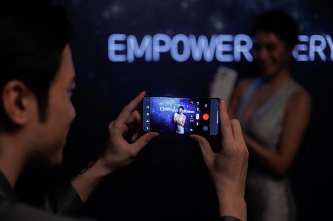 OPPO Find X5 Pro搭载OPPO首款MariSilicon X自研影像NPU晶片，提供4K超清晰夜景录影，大幅将夜景影片解析度提高4倍，完美驾驭夜拍及逆光的录影场景。（OPPO提供）