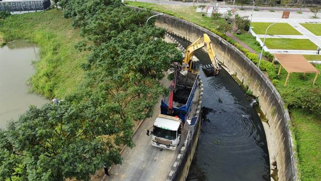 高雄市環保局2021年在鳳山溪流域清出2053公斤廢棄物及981.86公噸淤泥，成效可觀。（高市環保局提供／袁庭堯高雄傳真）