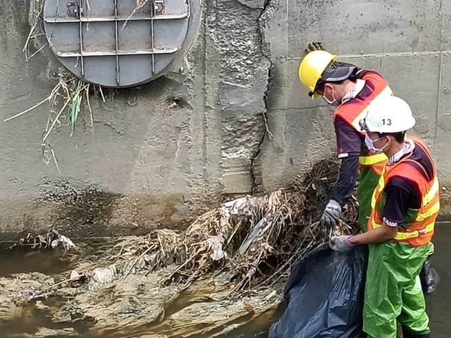 巡檢人員仍冒雨巡檢，清理上游農田、水溝等沖刷至河道的稻稈、雜草及廢棄物。（高市環保局提供／袁庭堯高雄傳真）