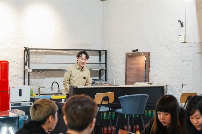 顏佑庭這次負責咖啡拉花。（TVBS提供）