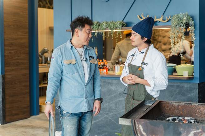 「老屋」正式營業 ，店長庹宗康（左）以嚴肅態度面對。(TVBS提供）