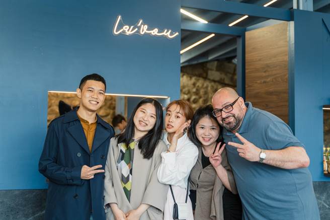 吳映潔的甜點老師到老屋捧場。（TVBS提供）