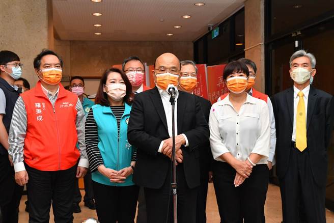 苏贞昌（前中）23日访南投时呼吁，台铁员工放开心胸，迎向改革，迎回台铁荣誉。（读者提供／张妍溱南投传真）