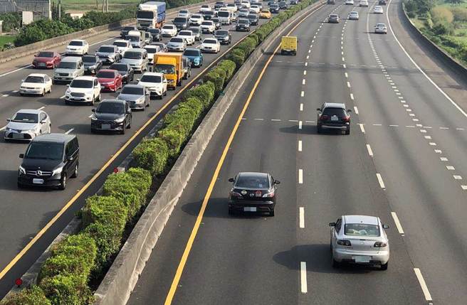 男開國道遇檢舉魔人，17分鐘收12張罰單，法官一查立撤8張。(中時資料庫)