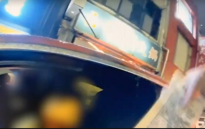 女子違規迴轉遭警開單 ，市府顧問關切不成嗆警太閒。(林郁平翻攝)