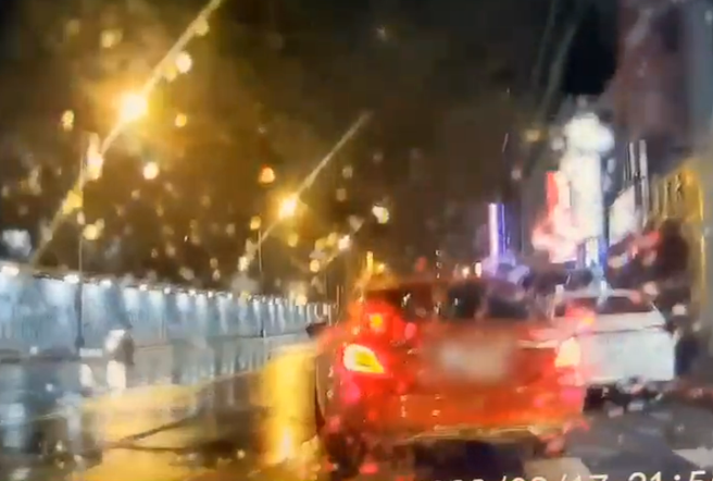 女子違規迴轉遭警開單 ，市府顧問關切不成嗆警太閒。(林郁平翻攝)