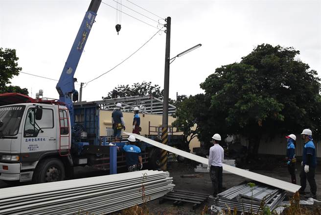 台灣善種子義工團今（23日）到虎尾鎮為周姓父子協助蓋屋。（周麗蘭攝）