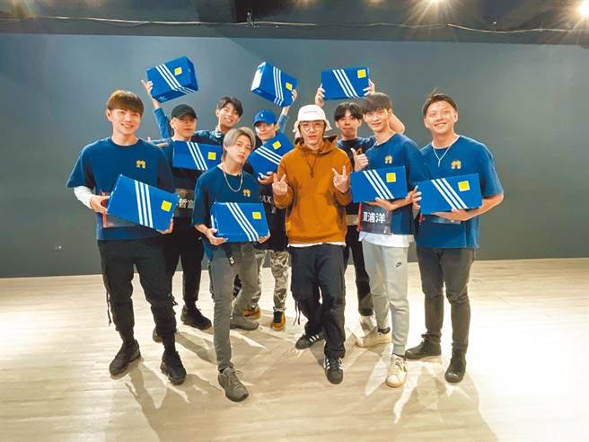 《原子少年》傳出選手確診消息，導師之一的坤達相當憂心。（野火娛樂提供）