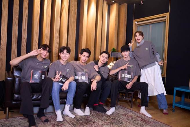 導師Ella（圖右）得知選手確診消息後馬上進行快篩。（野火娛樂提供）