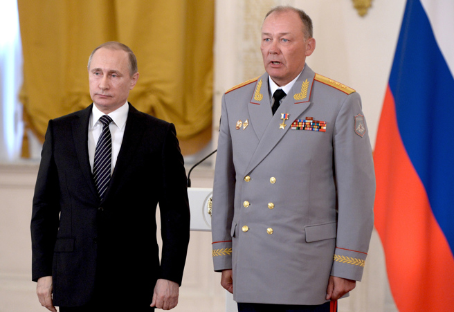 郭正亮指出，若俄軍在5月9日前達成佔領盧甘斯克全境和消滅亞速營份子便可宣布戰爭勝利，圖為俄羅斯總統普丁和烏東佔線新任指揮官亞歷山大·德沃爾尼科夫（Alexander Dvornikov）陸軍大將合影。（美聯社資料照）