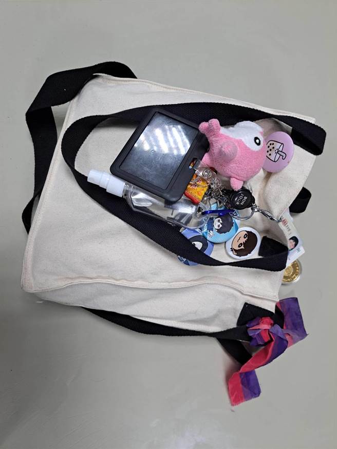 警方根據民眾拾得一只包包，追出女大生陳屍消波塊內。（讀者提供／程炳璋台南傳真）