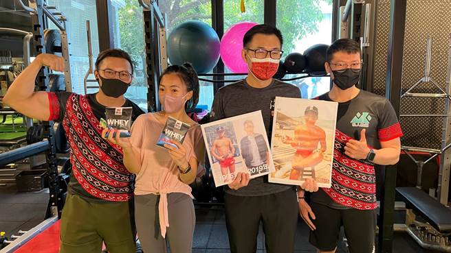 国民党高市左楠区市议员初选，下月将由5名新人抢1席。参与初选的国民党发言人白乔茵今（23）日特地找来立委江启臣上健身房，一起强健身心。（柯宗纬摄）