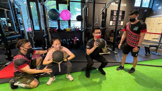 国民党高市左楠区市议员初选，下月将由5名新人抢1席。参与初选的国民党发言人白乔茵今（23）日特地找来立委江启臣上健身房，一起强健身心。（柯宗纬摄）