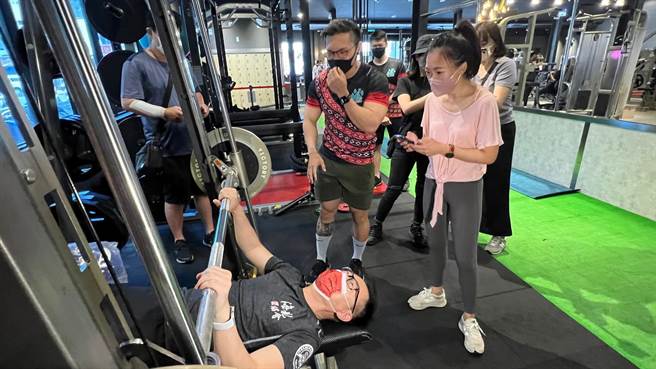 国民党高市左楠区市议员初选，下月将由5名新人抢1席。参与初选的国民党发言人白乔茵今（23）日特地找来立委江启臣上健身房，一起强健身心。（柯宗纬摄）