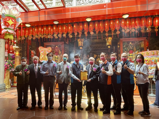 松山慈佑宫捐赠北市消防局高顶救护车及小型水箱消防车，由局长吴俊鸿代表受赠。（翻摄照片／林郁平台北传真）