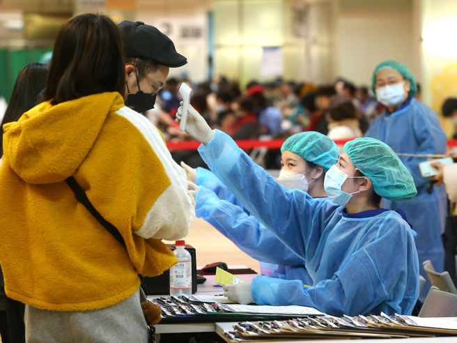  20萬劑莫德納晚間抵台。圖為民眾排隊打疫苗的畫面。（本報系資料照）