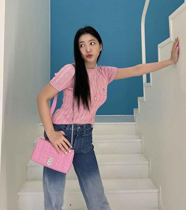 Red Velvet人气成员Yeri，以Ralph Lauren粉色针织修身上衣，搭配渐层牛仔喇叭裤，展现甜美帅气面貌，适合初尝试Y2K风格的人做参考。（翻摄自Yeri IG）