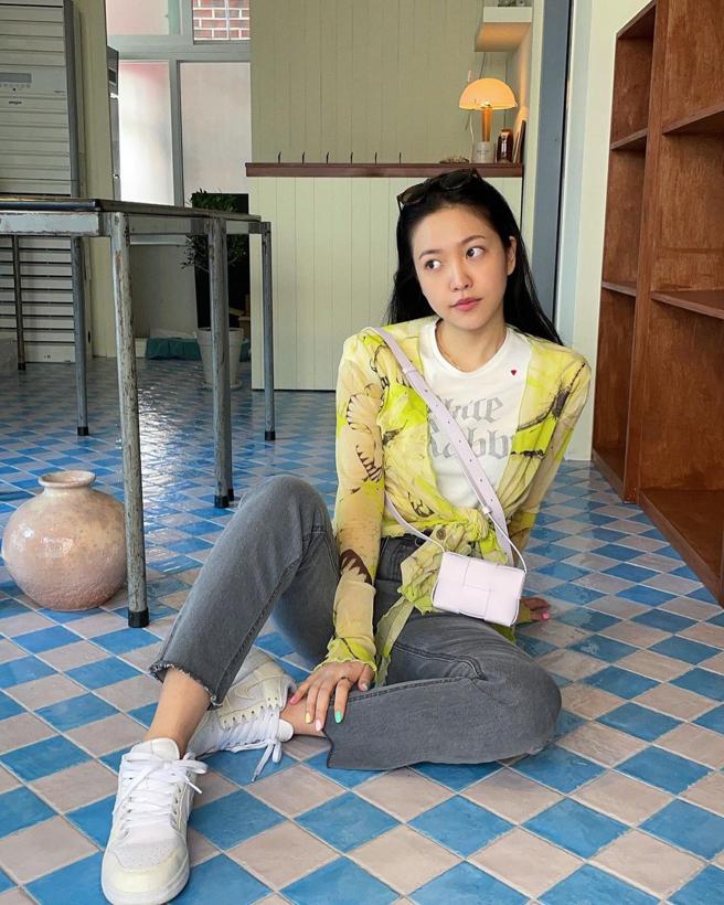 Red Velvet人气成员Yeri，以BLUMARINE蝴蝶雪纺上衣，内搭短版白Ｔ，展现清新甜美风格，适合初尝试Y2K风格的人做参考。（翻摄自Yeri IG）