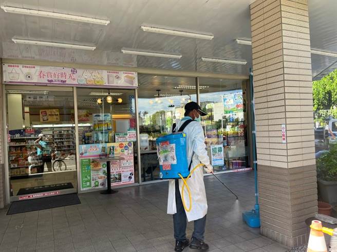 屏县府在确诊者足迹紧急消毒。(屏县府提供)