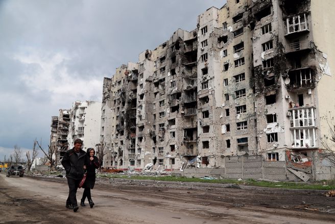 前空军副司令张延廷预言俄军最终将赢得马里乌波尔战役，图为被俄军轰的千疮百孔的马里乌波尔市区。（路透社资料照）