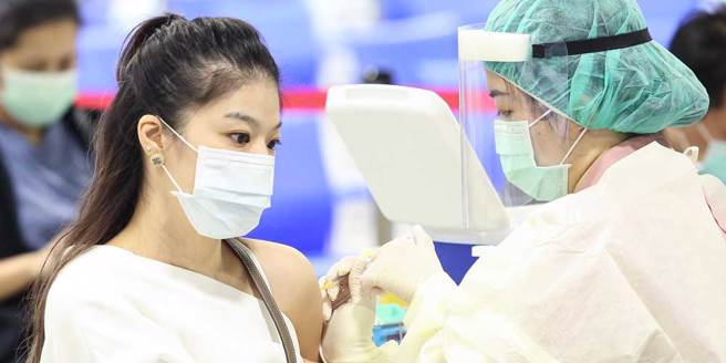 民眾施打疫苗。（資料照片）