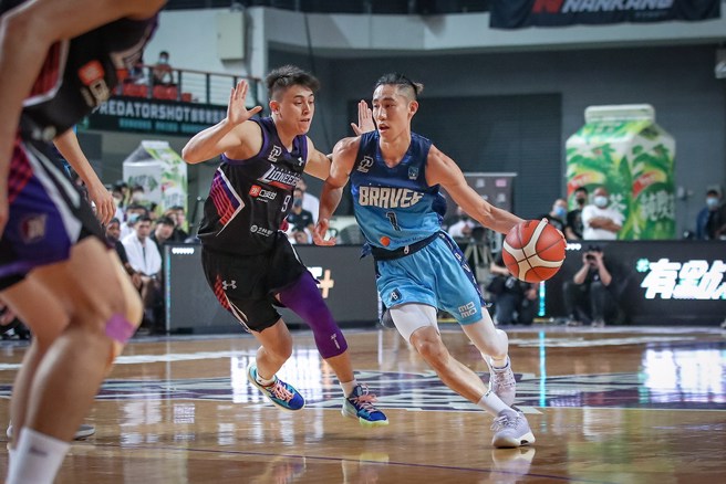 富邦勇士后卫林书纬(右)被列密切接触者。(PLG提供)