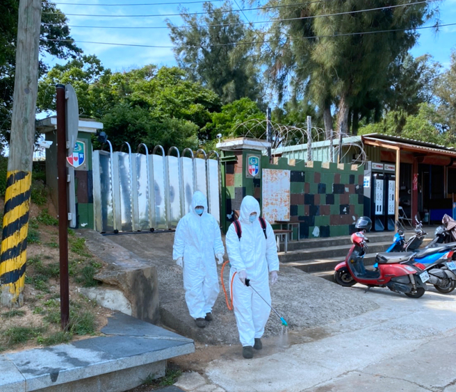 金防部传出首例新冠确诊个案，相关单位进行清消作业。（金防部提供）