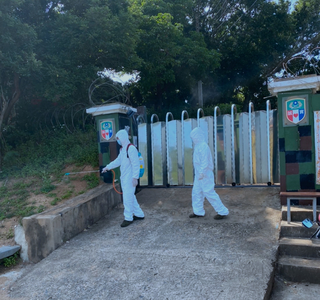 金防部传出首例新冠确诊个案，相关单位进行清消作业。（金防部提供）