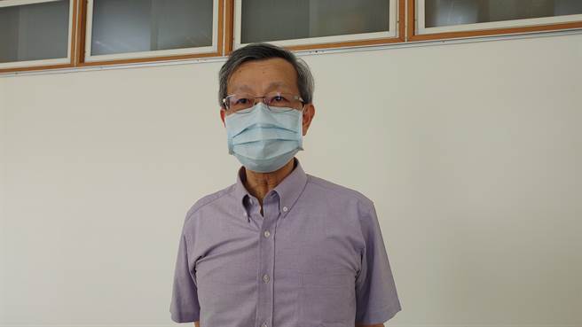 衛生局長葉彥伯說，今天彰化新增8個無感染源確診，這是一個警訊，代表彰化社區染已經開始流行。(吳建輝攝)