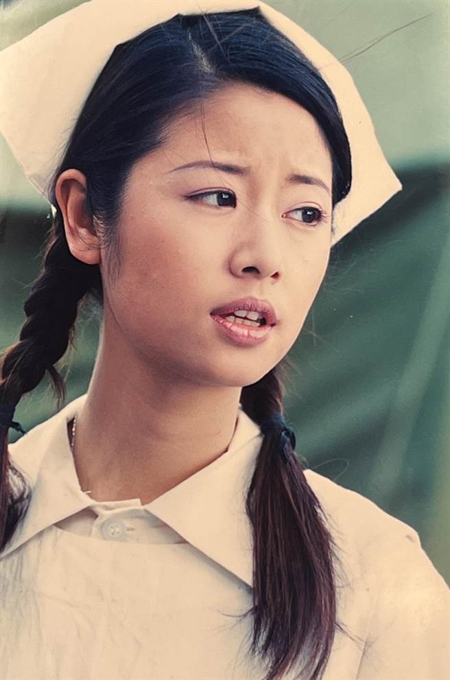 林心如多年前护士装扮剧照流出，清纯扮相令人惊艳。（罗永铭翻摄）